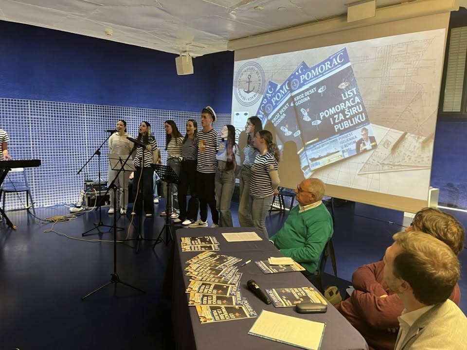 redstavljanje lista Pomorac br 10 u Muzeju Apoksiomena i zakuska restoran Zakantuni . Zahvala posebno Damjanu Stanicu i zboru mladih nase srednje skole Ambroza Haracica .  Lijepo je slusat i vidjeti nase mlade kako su veseli i pjevaju nase dalmatinske slagere .  Hvala svima !!! #Klub #pomoraca #losinj Sažmi